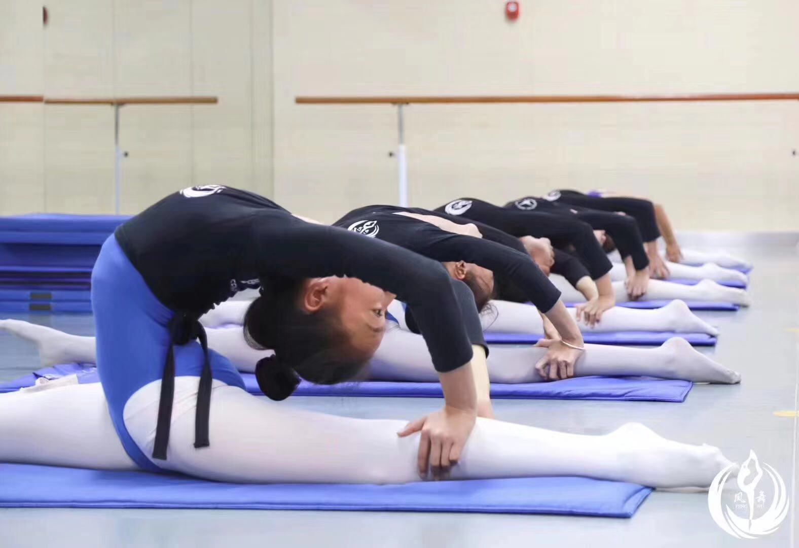 凤舞课堂少儿舞蹈视频教学：甩单肩检测正反肩的开度