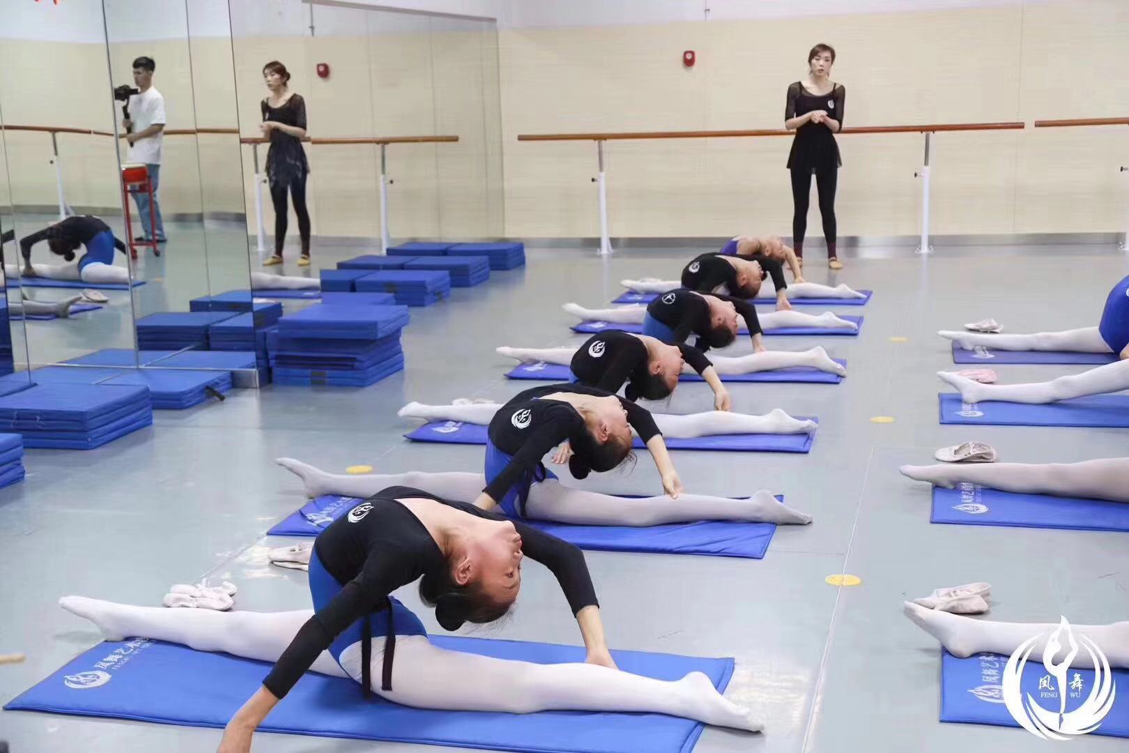 凤舞课堂：下腰的完成少不了腹肌的能力噢
