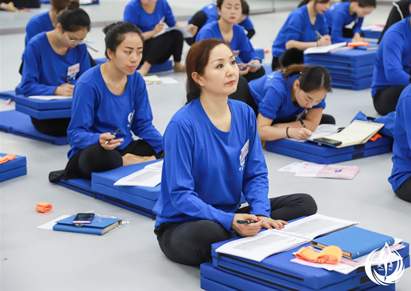 凤舞课堂少儿舞蹈基本功中级班学员在认真学习呢，好美呀(图3)