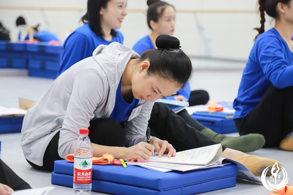 凤舞课堂少儿舞蹈基本功中级班学员在认真学习呢，好美呀(图4)