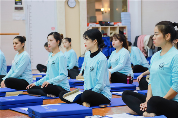 舞蹈是需要表演的艺术，跳舞的女人慢慢克服怯场的羞涩、胆怯、恐惧