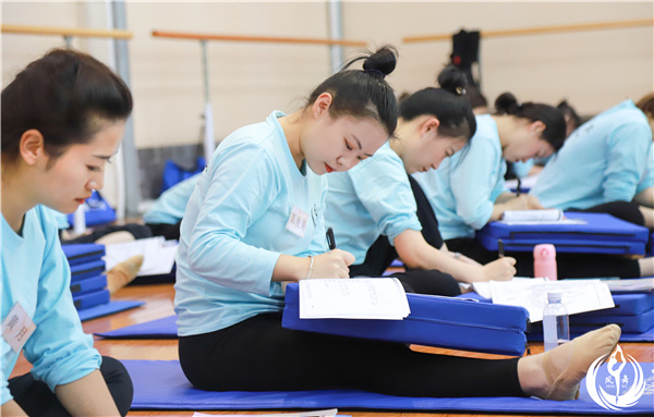 有时候我们只能看到 跳舞的女孩腰软 