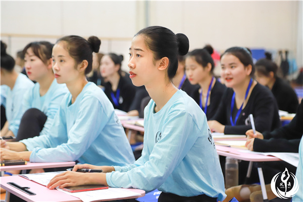 跳舞的女生即便不露脸 依然可以美的不可方物...