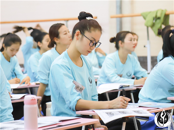 凤舞课堂：一个女孩最幸运的事，就是她学了舞蹈！