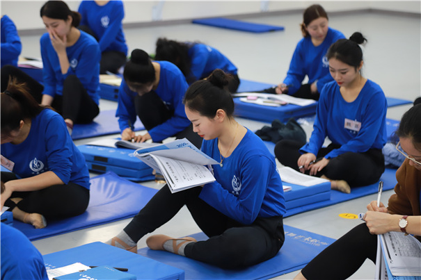 在凤舞学院里练习舞蹈有一种痛，叫做开学回功！