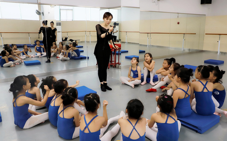 学舞蹈除了老师的引导 ，更需要家长的配合和坚持！