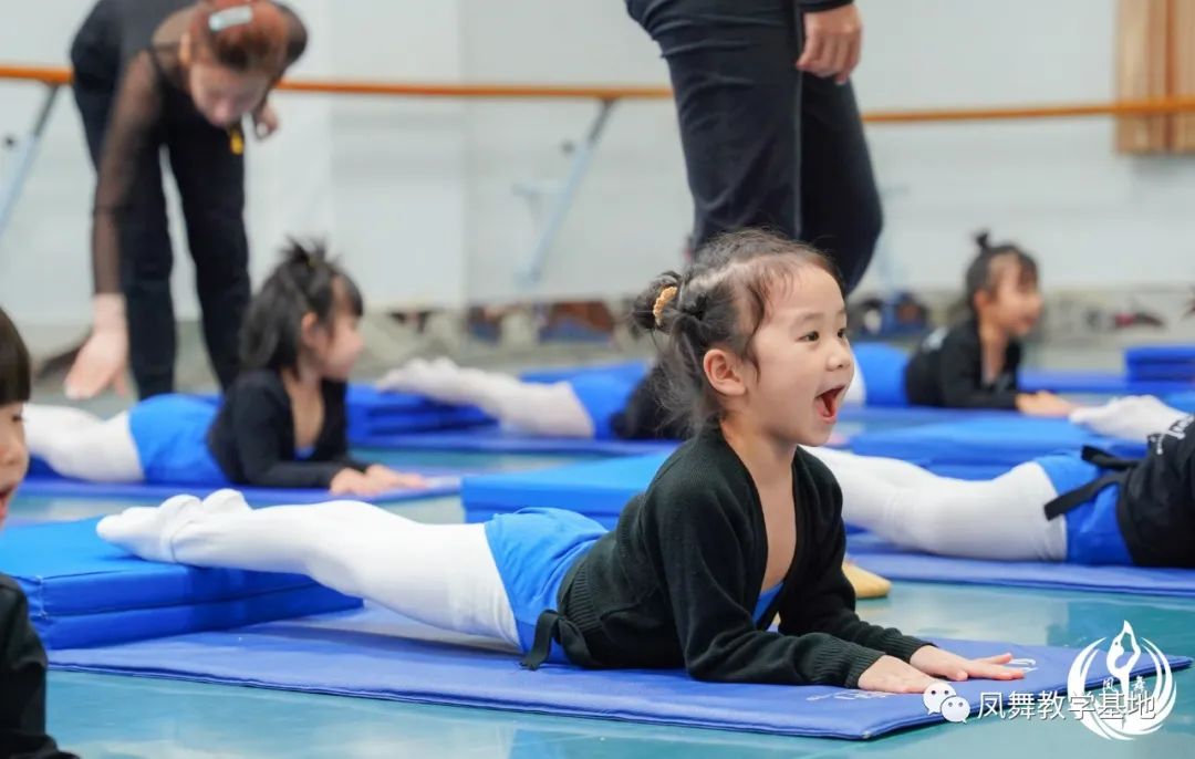 孩子们适当地参加各种形式的有益活动