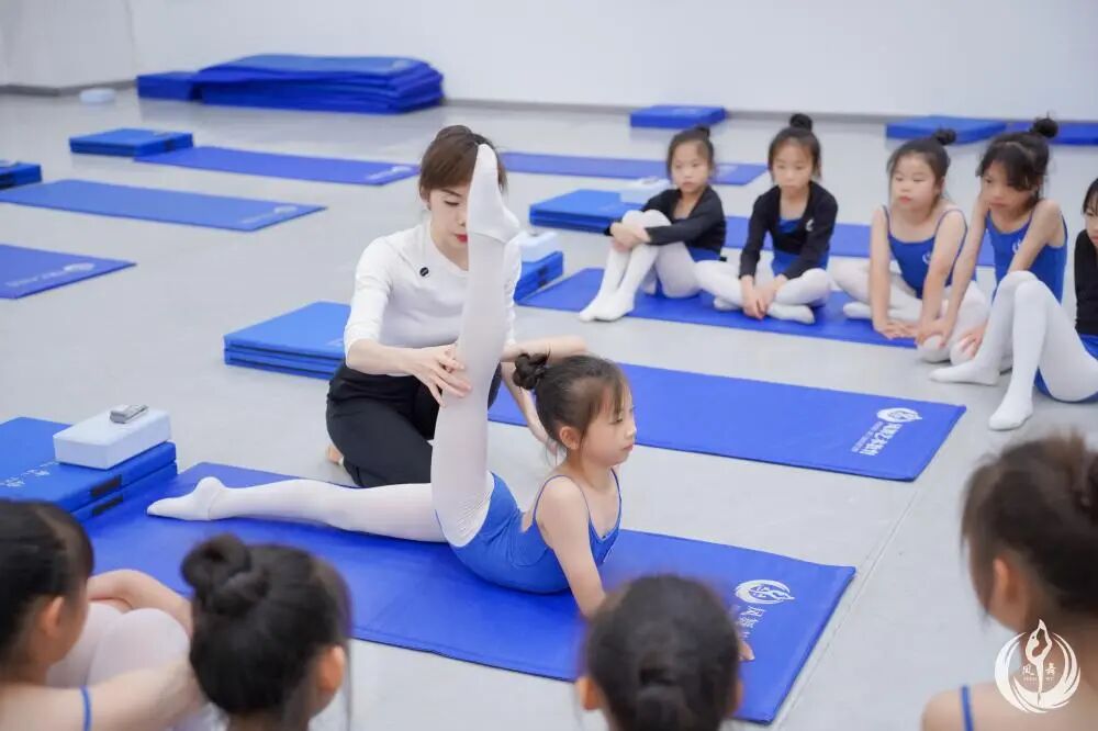 为什么越来越多家长愿意让孩子学舞蹈?这4个“隐性价值”,比技巧更重要!(图1) 8365974d-100c-40f7-91c9-0e0dec5633f9.jpg