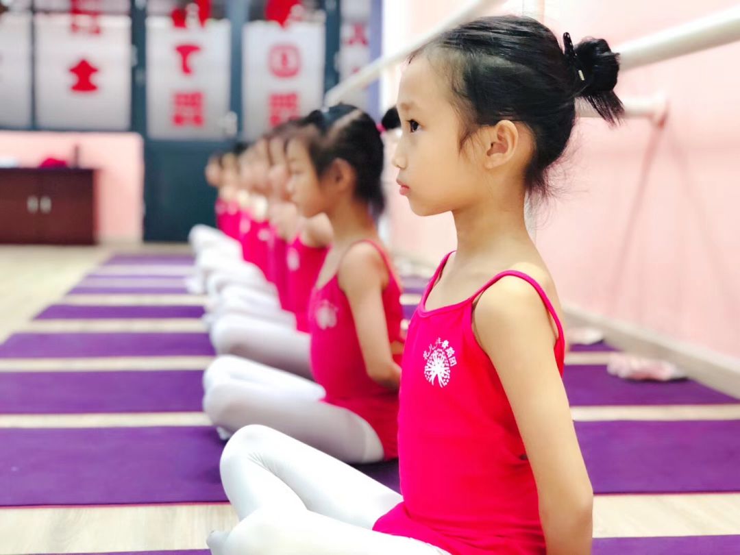 天冷了孩子们上舞蹈课为什么还要统一服装,还要求穿紧身服?(图2) 1-211206232609640.jpg