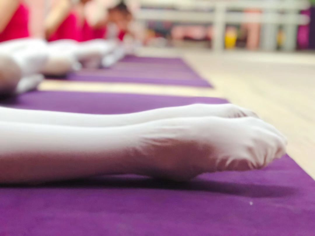 天冷了孩子们上舞蹈课为什么还要统一服装,还要求穿紧身服?(图4) 1-211206232G12Q.jpg